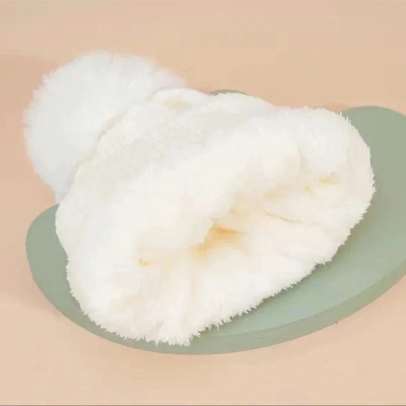 1 LEFT! Cable Knit Cream Beanie With Faux Fur Pom Hat - Picture 2 of 4